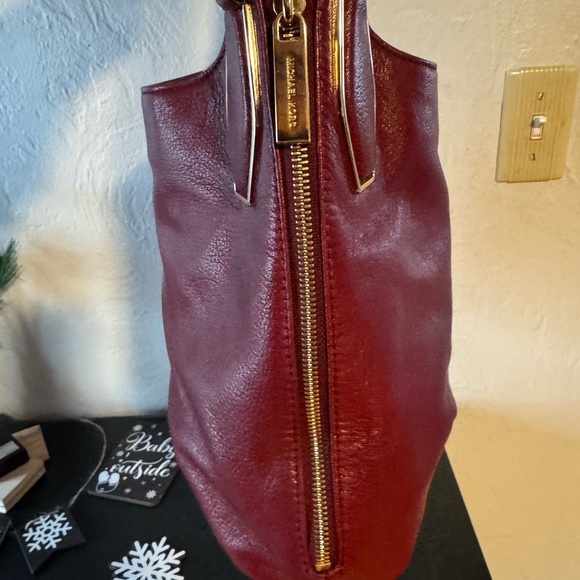 EUC Michael Kors Vanessa medium leather shoulder tote bag in a burgundy - Picture 9 of 17